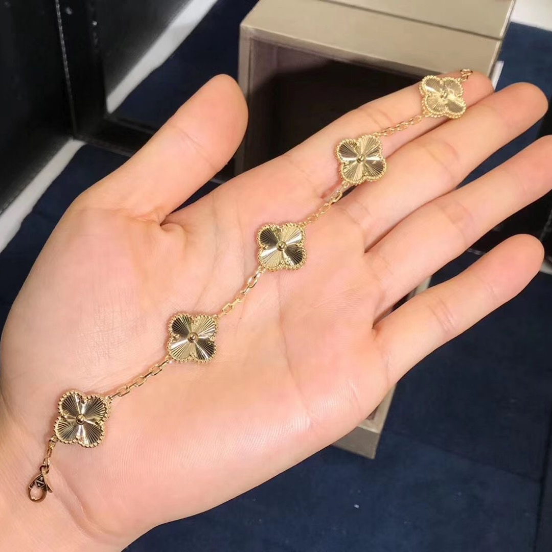 Elegant Gold Clover Charm Bracelet