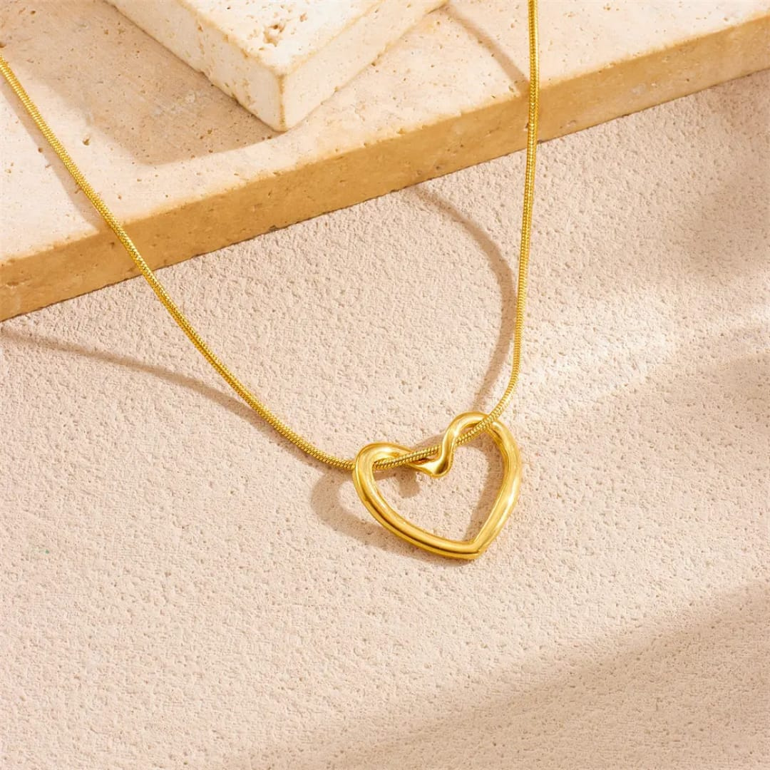 Elegant Heart Looped Pendant – Gold Finish